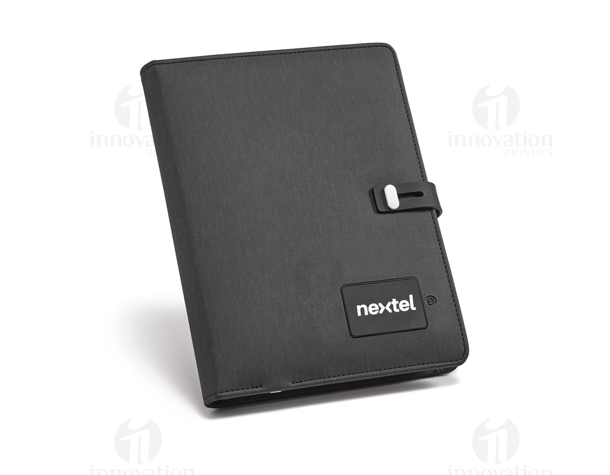 Pasta A5 em couro com carregador portátil: mantenha seus documentos organizados e sua tecnologia sempre carregada. Ideal para profissionais de negócios em constante movimento. Não perca essa oportunidade de aliar praticidade e elegância em um único produto. Ganhe produtividade em seus dias corridos com essa pasta versátil e inovadora.