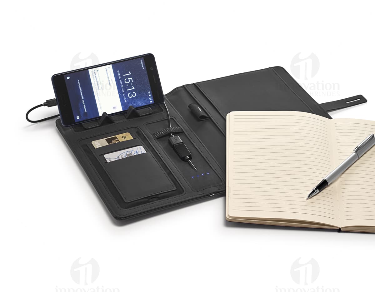 Pasta A5 com carregador portátil - A solução ideal para manter seus documentos organizados e seu dispositivo sempre carregado. Perfeita para o escritório ou para reuniões de negócios. Nunca fique sem bateria enquanto mantém seus arquivos importantes seguros e acessíveis. Adquira já a sua!