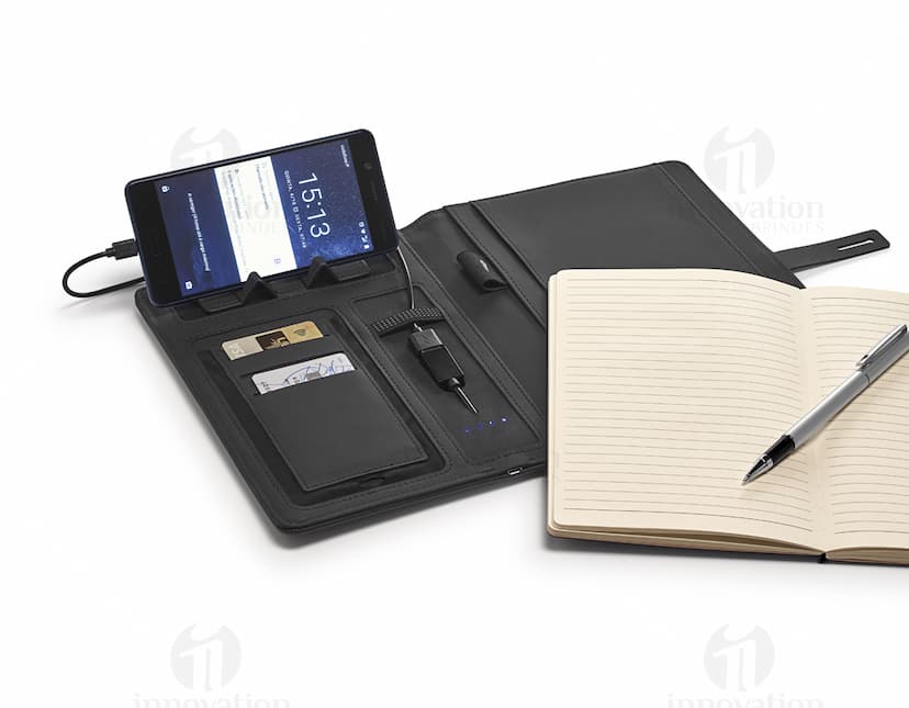 Pasta A5 com carregador portátil - A solução ideal para manter seus documentos organizados e seu dispositivo sempre carregado. Perfeita para o escritório ou para reuniões de negócios. Nunca fique sem bateria enquanto mantém seus arquivos importantes seguros e acessíveis. Adquira já a sua!