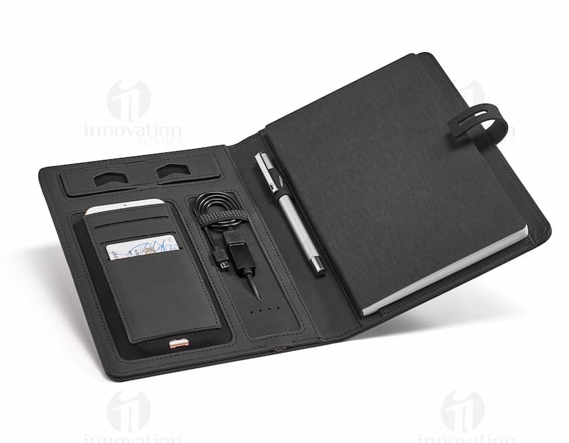 Pasta A5 com carregador portátil - Organize seus documentos com estilo e praticidade! Ideal para o escritório ou viagens de negócios, esta pasta de couro armazena seus dispositivos eletrônicos e mantém você sempre conectado. Nunca mais fique sem bateria durante reuniões importantes. Adquira já a sua!