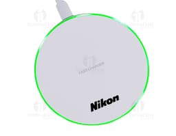 Carregador por indução redondo para desktop com design moderno e acabamento metálico. Ideal para manter seus dispositivos