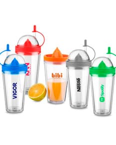 Um copo espremedor de 500ml transparente, feito de plástico, com capacidade para armazenar líquidos e frutas. Ideal para preparar sucos frescos e vitaminas com limão, 100% natural e saudável.