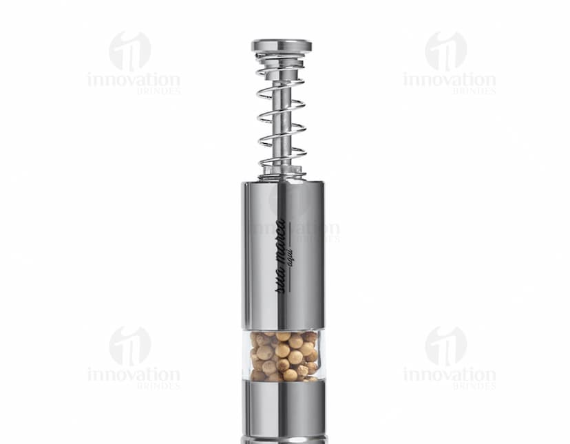 Saleiro de metal prateado para deixar sua mesa mais elegante e prática. Ideal para temperar suas refeições com precisão e estilo. Aproveite!