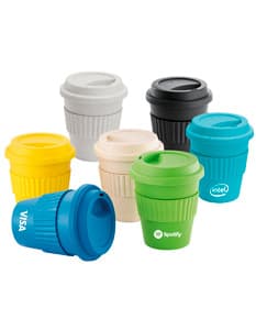 Copo de viagem descartável preto de alta qualidade. Ideal para café, chá ou outras bebidas quentes. Feito de plástico resistente, perfeito para viagens ou trabalho. Prático e econômico. Adquira já o seu! #copodeviagem #brindes #cafeteria #viagem