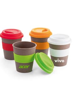 Copo de viagem dobrável amarelo para bebidas quentes e frias. Ideal para conservar cafeína fresca durante viagens. Prático, colorido e resistente. Perfeito para quem busca praticidade e estilo. Ideal para presentear.