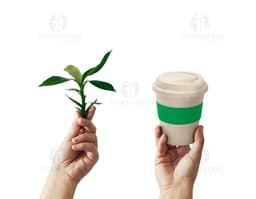 Copo de viagem de bambu com revestimento de silicone, com capacidade de 380ml.