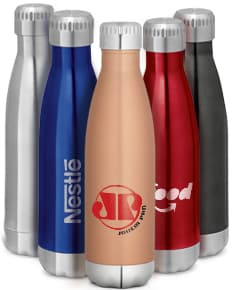 Squeeze Inox com Parede Dupla e Tampa em destaque em meio a uma coleção de garrafas, taças e outros objetos relacionados a bebidas alcoólicas. A imagem destaca a garrafa transparente de inox brilhante com tampa, contra um fundo de reflexos e objetos brilhantes.