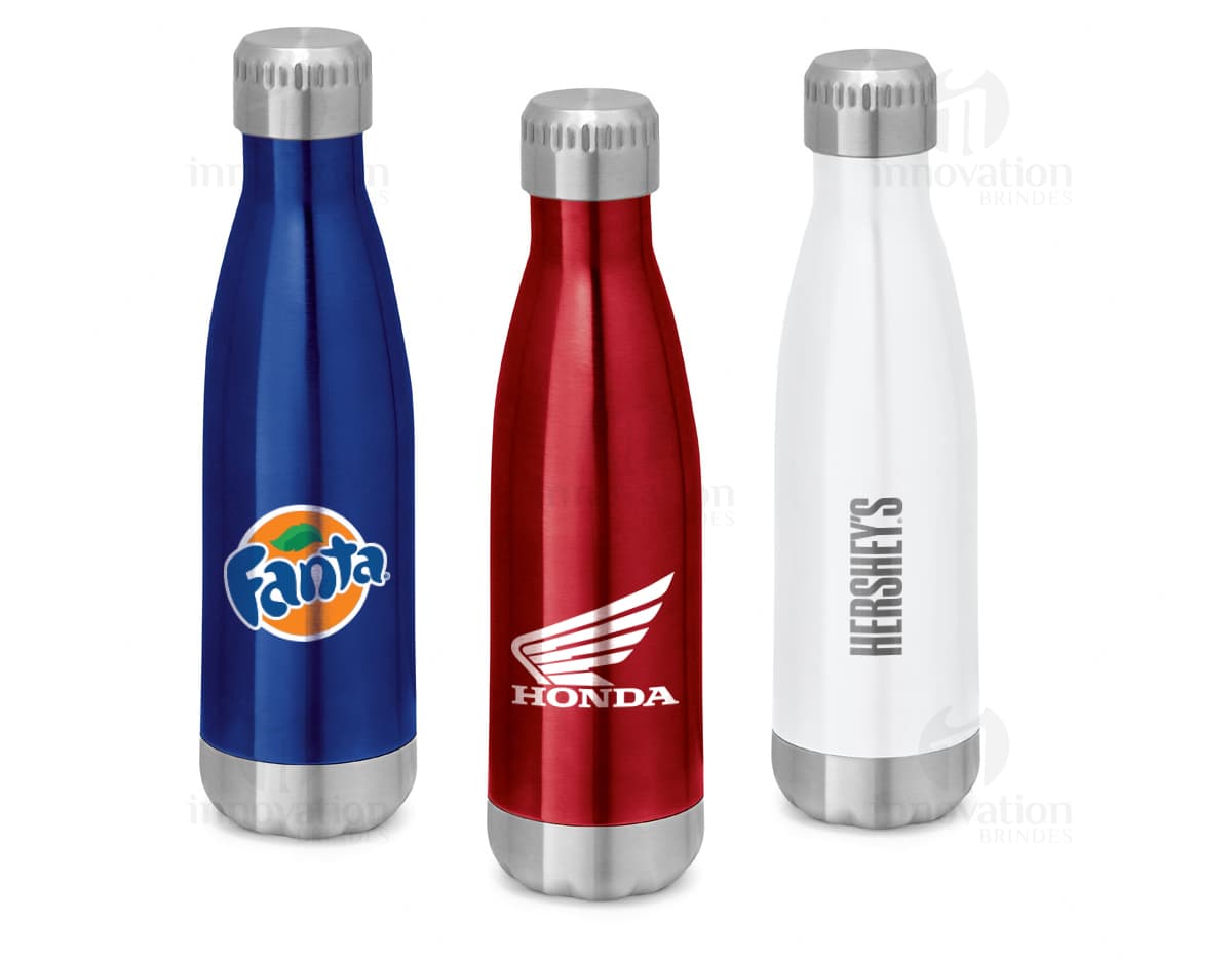 Squeeze Inox com Parede Dupla e Tampa em destaque em meio a uma coleção de garrafas, taças e outros objetos relacionados a bebidas alcoólicas. A imagem destaca a garrafa transparente de inox brilhante com tampa, contra um fundo de reflexos e objetos brilhantes.