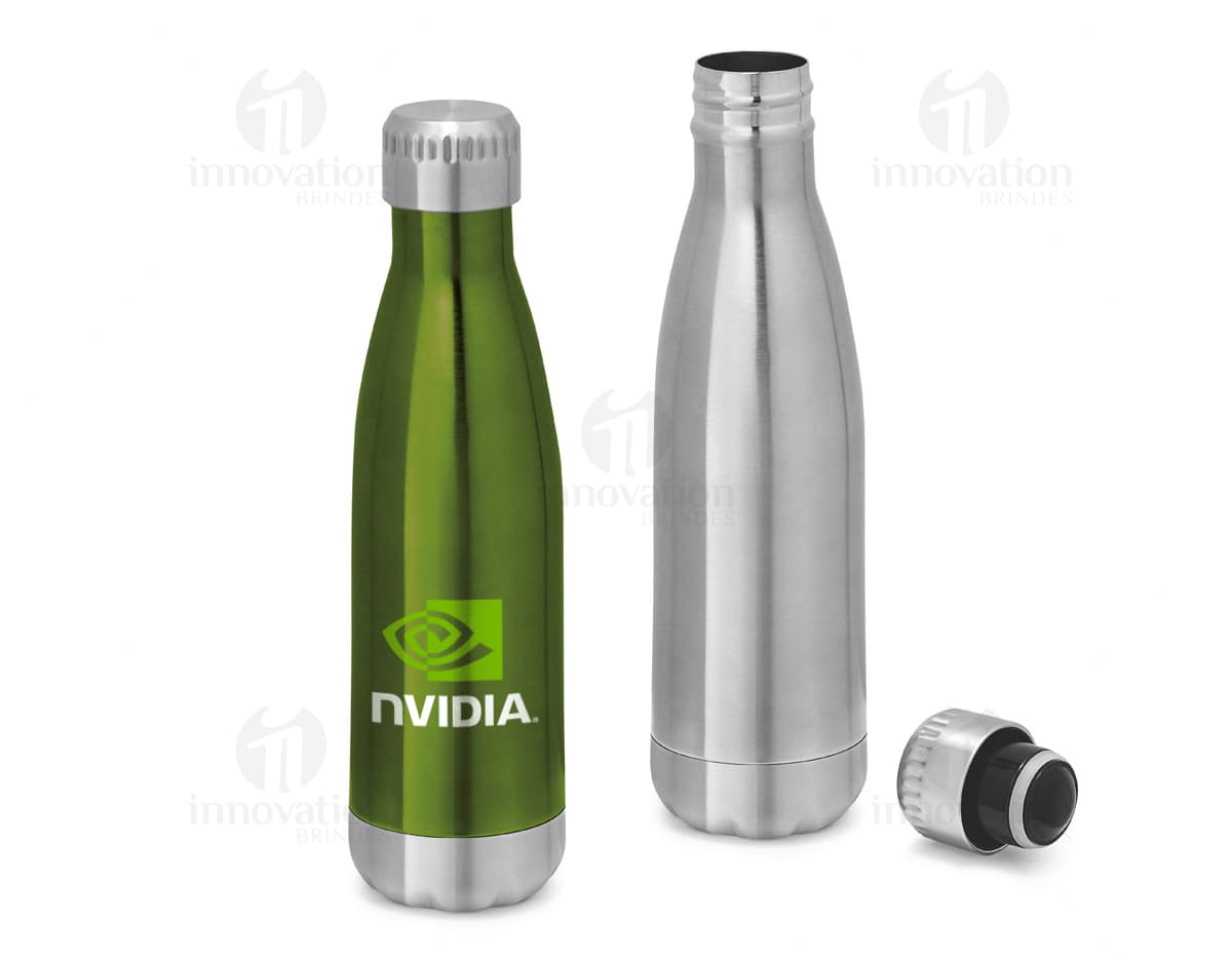Squeeze Inox com Parede Dupla e Tampa em destaque em meio a uma coleção de garrafas, taças e outros objetos relacionados a bebidas alcoólicas. A imagem destaca a garrafa transparente de inox brilhante com tampa, contra um fundo de reflexos e objetos brilhantes.