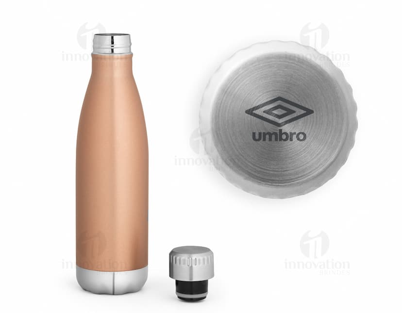 Squeeze Inox com Parede Dupla e Tampa em destaque em meio a uma coleção de garrafas, taças e outros objetos relacionados a bebidas alcoólicas. A imagem destaca a garrafa transparente de inox brilhante com tampa, contra um fundo de reflexos e objetos brilhantes.
