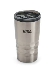 Copo de viagem em metal prateado para bebidas quentes e frias. Perfeito para armazenar café, chá ou água. Prático e durável, ideal para viagens e passeios. Adquira já o seu!