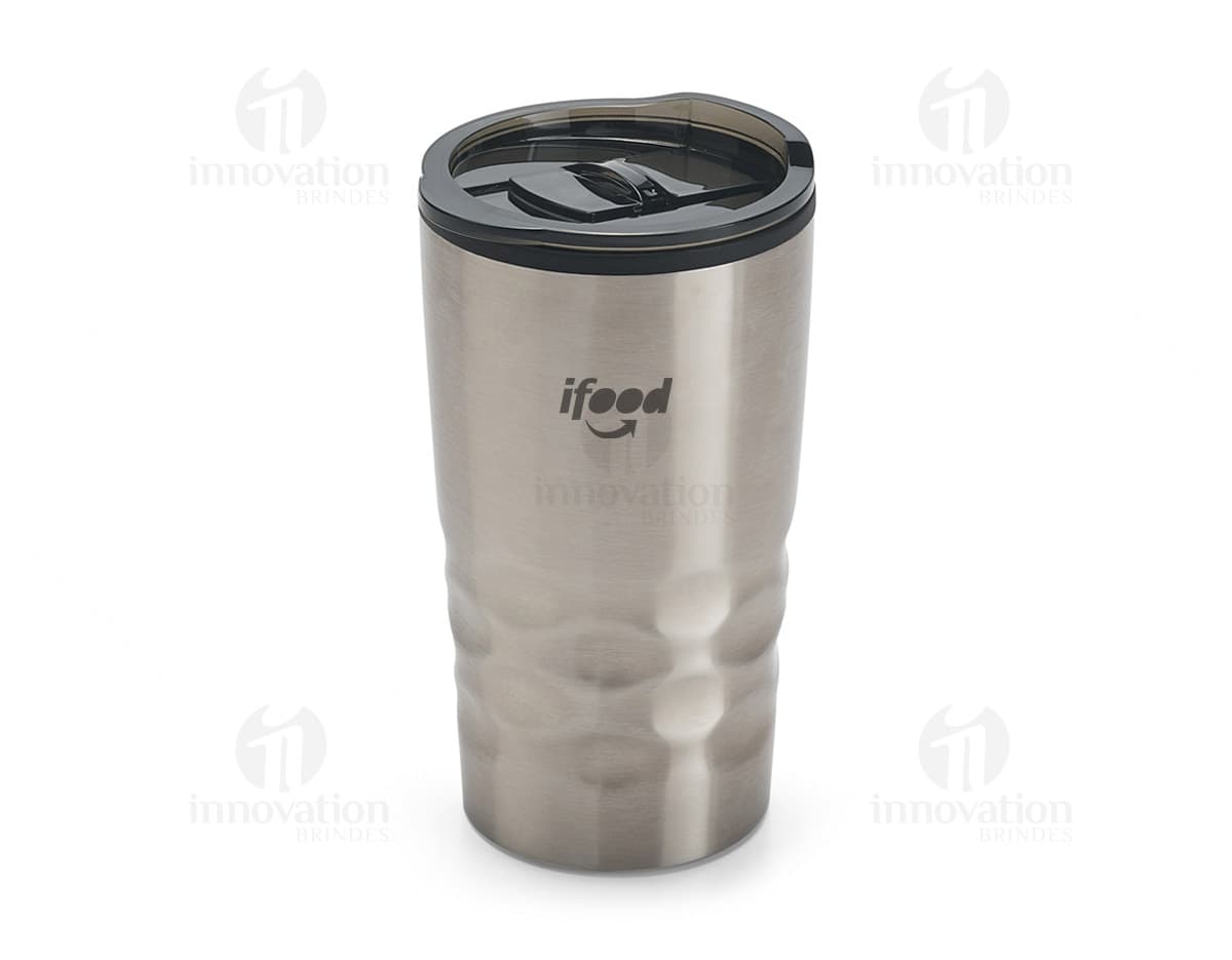Copo de viagem de metal prateado com tampa, ideal para armazenar sua bebida favorita de forma prática e segura. Perfeito para viagens, escritório ou academia. Mantenha-se hidratado com estilo!