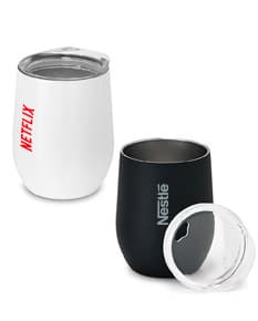 Copo de viagem preto de metal com tampa - ideal para café, chá e outras bebidas quentes ou frias. Perfeito para levar para o trabalho, em viagens ou para o dia a dia. Design moderno e prático, mantendo sua bebida fresca por mais tempo. Adquira o seu agora! #copodeviagem #brindepersonalizado #cafeteria