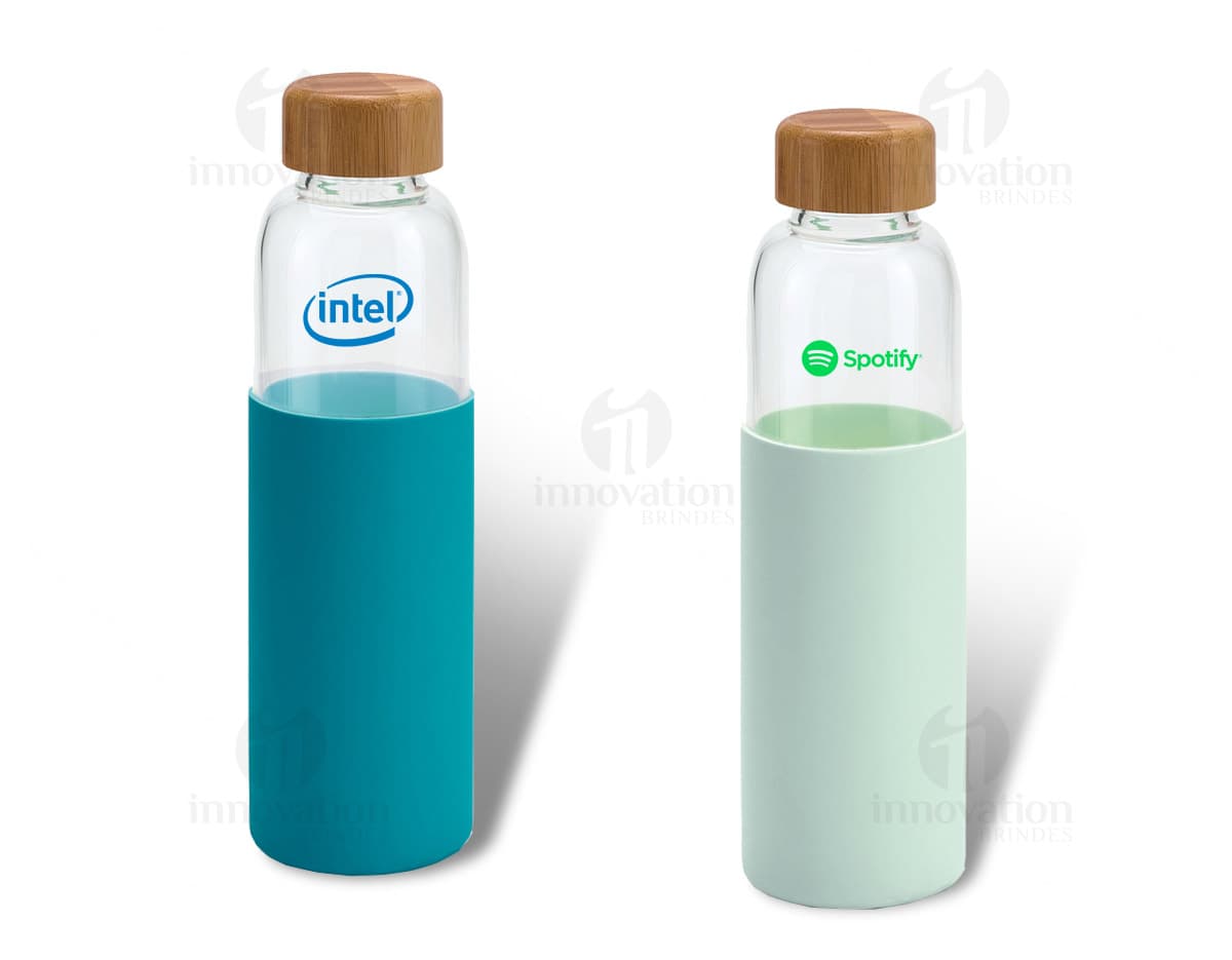 Squeeze de vidro transparente para manter sua saúde e bem-estar em dia. Ideal para armazenar sua bebida favorita, garantindo praticidade e estilo. Aproveite a qualidade e praticidade desse produto para se hidratar com mais estilo. Adquira já o seu!