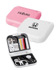 Kit de costura completo com acessórios de alta qualidade e design moderno. Inclui afiador de lápis, borracha, carimbo, botão e muito mais. Ideal para projetos de artesanato e costura. Prático e funcional para todas as suas necessidades. Adquira já o seu!