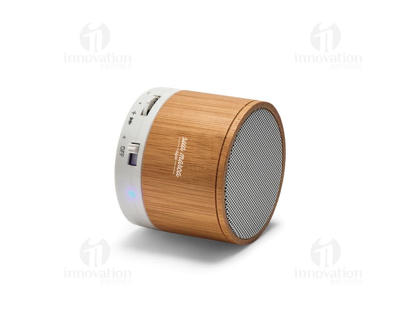Caixa de som elegante em metal prateado para brindes corporativos. Compacta e potente, é perfeita para ouvir sua música favorita em qualquer lugar. Leve, durável e com design moderno, é o item ideal para presentear clientes e colaboradores. Incremente sua estratégia de marketing com essa caixa de som de alta qualidade. Confira nossas opções de personalização! Aproveite!