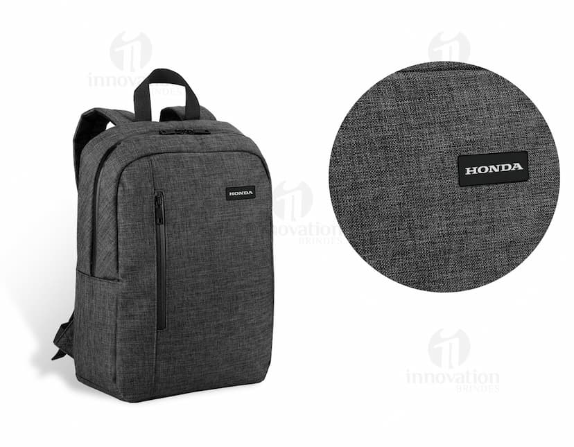 Mochila para notebook em couro marrom, moderna e elegante. Ideal para viagens de negócios ou uso diário no escritório. Proteja seu equipamento com estilo e sofisticação. Compre já!