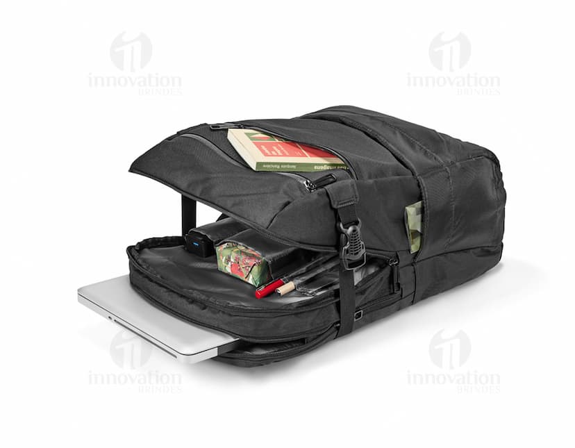Mochila para notebook em couro preto, ideal para viagens de negócios ou lazer. Estilo moderno e elegante, perfeita para armazenar seus objetos pessoais com segurança e praticidade. Garanta já a sua!