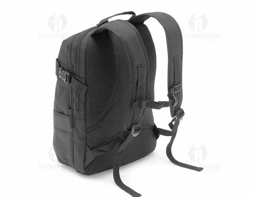 Mochila para notebook em couro preto, perfeita para negócios e viagens. Com design moderno e elegante, oferece estilo e praticidade. Acessório indispensável para o homem de sucesso. Adquira já a sua!