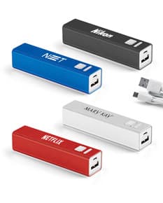 Power bank portátil de 1800 mAh na cor preta, tecnologia eletrônica para armazenamento de dados. O dispositivo possui conexão USB e é um acessório moderno para carregar aparelhos eletrônicos como celulares e câmeras.