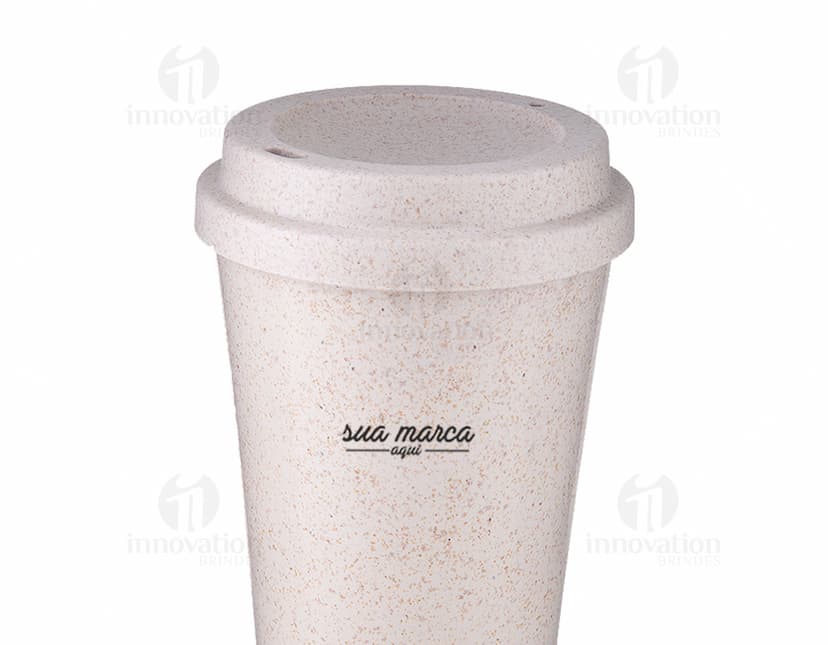 Copo plástico descartável para bebidas. Feito em plástico resistente e prático, perfeito para festas e eventos. Adquira já o seu! Ideal para refrigeração de bebidas e conservação da temperatura. Recicle após o uso. Aproveite!