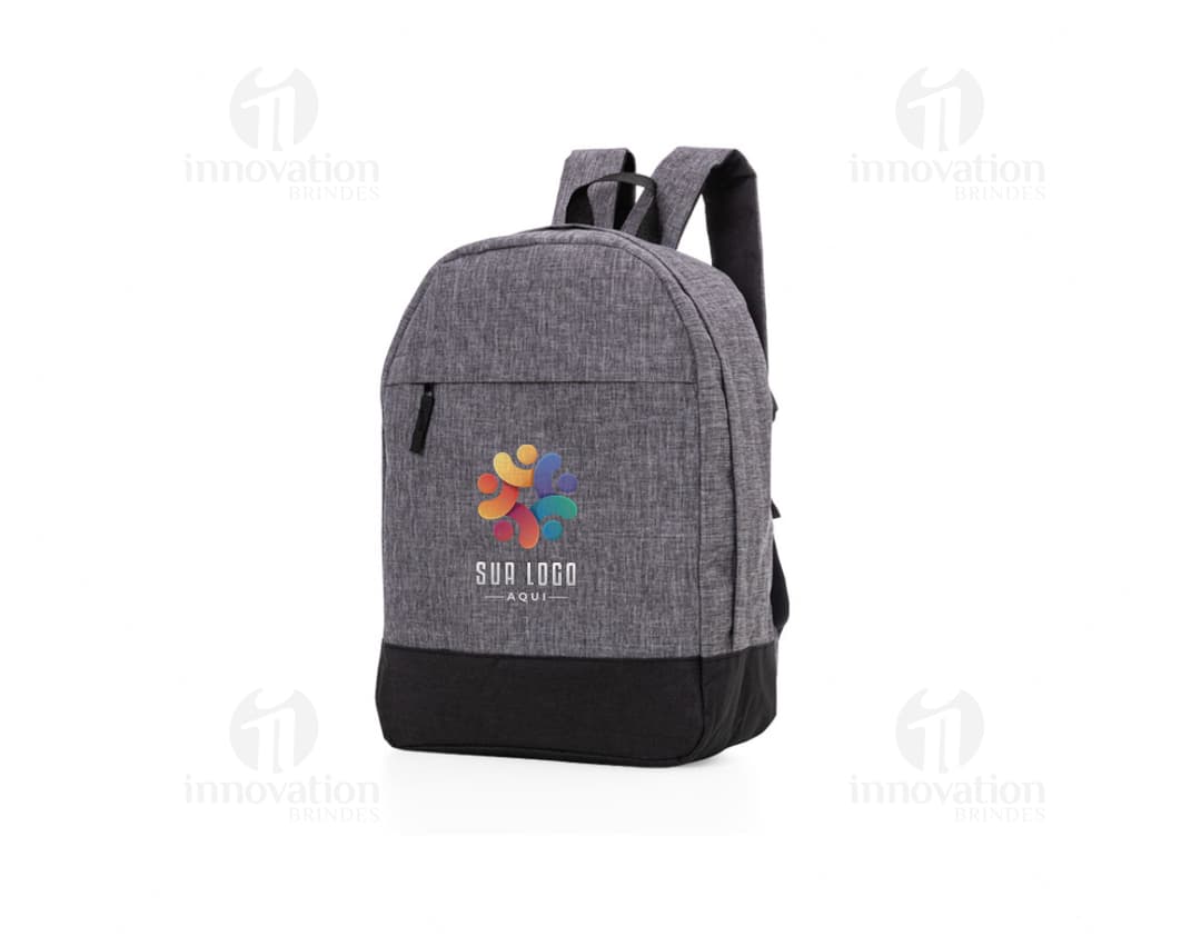 Mochila de poliéster na cor preta com bolso frontal, alça de couro, fecho de zíper, estilo casual e moderno. Adequada para