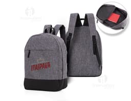 Mochila de poliéster na cor preta com bolso frontal, alça de couro, fecho de zíper, estilo casual e moderno. Adequada para