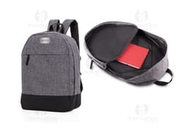 Mochila de poliéster na cor preta com bolso frontal, alça de couro, fecho de zíper, estilo casual e moderno. Adequada para