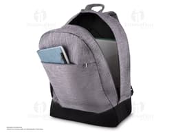 Mochila de poliéster na cor preta com bolso frontal, alça de couro, fecho de zíper, estilo casual e moderno. Adequada para