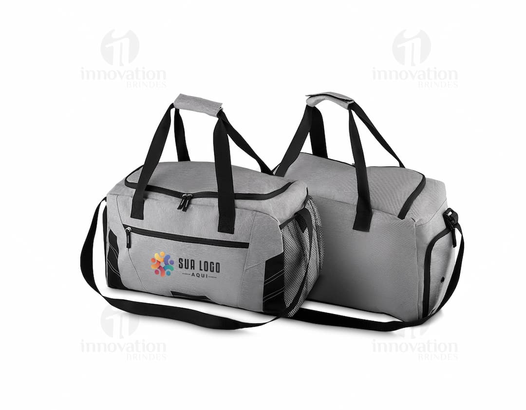 Mala esportiva em couro preto - acessório moderno e prático para te acompanhar em qualquer atividade esportiva. Com design elegante e espaço interno amplo, a mala é perfeita para te auxiliar no transporte de equipamentos esportivos. Garanta já a sua!