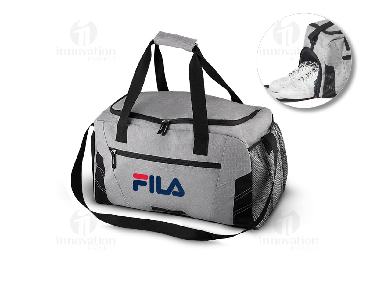 Mala esportiva em couro preto para transportar seu equipamento esportivo com estilo e praticidade. Ideal para quem busca uma opção moderna e funcional para suas atividades esportivas. Adquira já a sua!