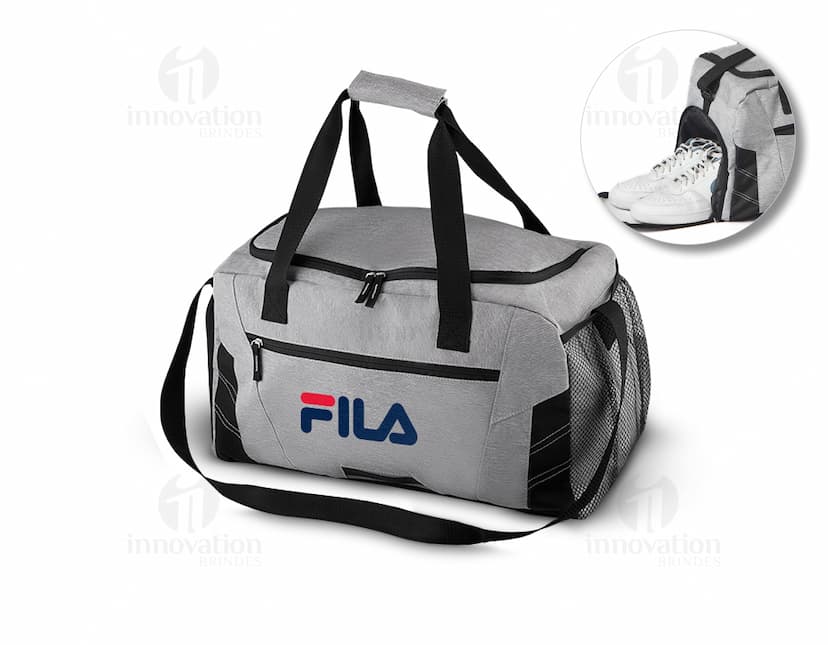 Mala esportiva em couro preto para transportar seu equipamento esportivo com estilo e praticidade. Ideal para quem busca uma opção moderna e funcional para suas atividades esportivas. Adquira já a sua!