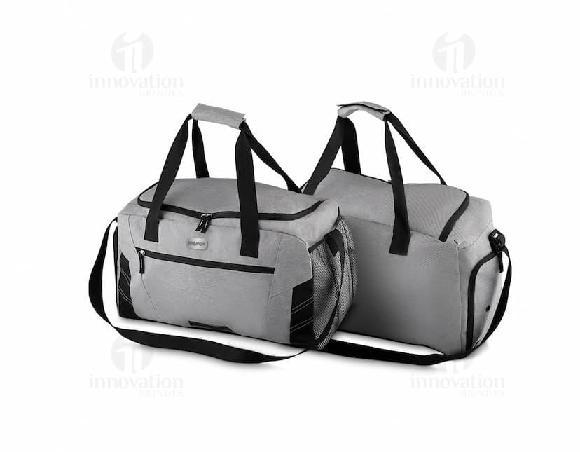 Mala esportiva de couro preto para transporte de equipamentos esportivos. Acessório moderno e prático para suas atividades esportivas. Compre agora!