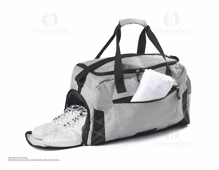 Mala Esportiva em Couro Preto - Acessório moderno e estiloso para seus equipamentos esportivos. Com design elegante e funcional, essa bolsa é perfeita para quem busca praticidade e estilo! Aproveite já.