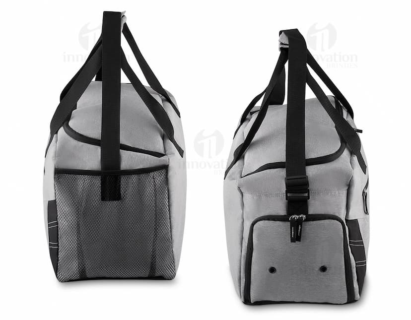 Mala esportiva para transporte de equipamentos esportivos. Feita em couro preto de alta qualidade, ideal para quem busca estilo e praticidade. Com diversos compartimentos e alças ajustáveis, é perfeita para quem está sempre em movimento. Leve, resistente e moderna, garantindo conforto e organização. Acompanhe a tendência da moda esportiva com essa incrível mala. Adquira já a sua e esteja preparado para arrasar no seu próximo treino!