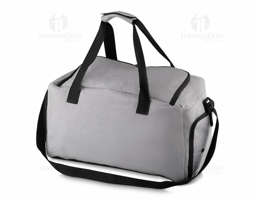 Mala esportiva em couro preto para um estilo moderno e funcional. Perfeita para transportar equipamentos esportivos e eletrônicos com praticidade e elegância. Ideal para quem busca praticidade e durabilidade em seus acessórios esportivos. Adquira já a sua!