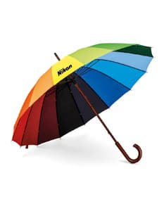 Guarda-chuva com pega de madeira em um design colorido e moderno, representando proteção contra a chuva. O padrão em arco-íris e a forma curva dão um toque criativo e atraente ao objeto. O guarda-chuva é um ícone de sucesso e market na indústria, com um toque de estilo e elegância.
