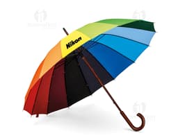 Paraguas con mango de madera en un diseño colorido y moderno, representando protección contra la lluvia. El patrón en