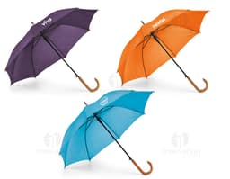 Guarda-chuva preto em nylon, acessório fashion e protetor para dias chuvosos. Proteja-se com estilo e segurança nesse outono.
