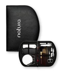 Kit Manicure 15 Peças em Bolsa de Couro Preta - Organize suas unhas com estilo e praticidade. Este kit completo inclui todos os acessórios necessários para uma manicure profissional. Garanta já o seu!