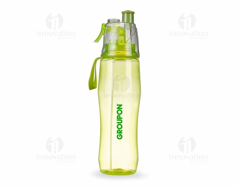 Squeeze plástico 700ml com borrifador, ideal para manter você hidratado o dia todo. Garanta sua saúde com essa garrafa transparente, prática e refrescante. Perfeita para levar para academia, trabalho ou passeios ao ar livre. Aproveite!