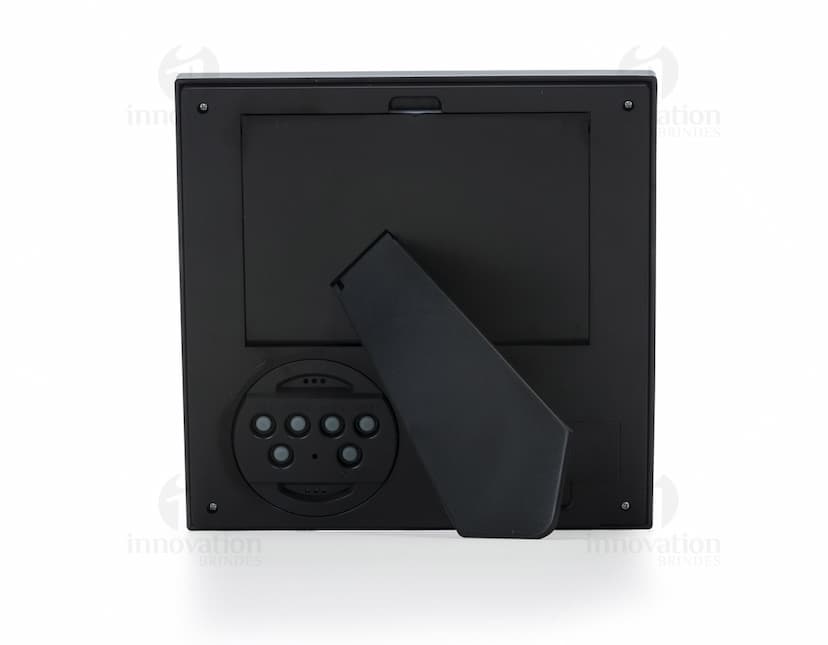 Porta retrato com relógio de design moderno para valorizar o seu ambiente de trabalho. Ideal para escritórios e home office. Adquira já o seu e mantenha seus momentos mais especiais sempre à vista. Personalize e presenteie com elegância!