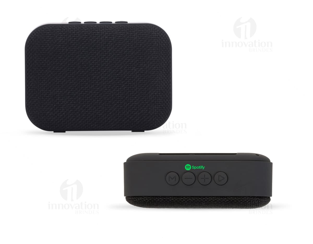 Caixa som multimídia emborrachada, item de tecnologia equipado com botões e display. Design moderno e metalizado, ideal para uso em escritórios, escolas e em casa.