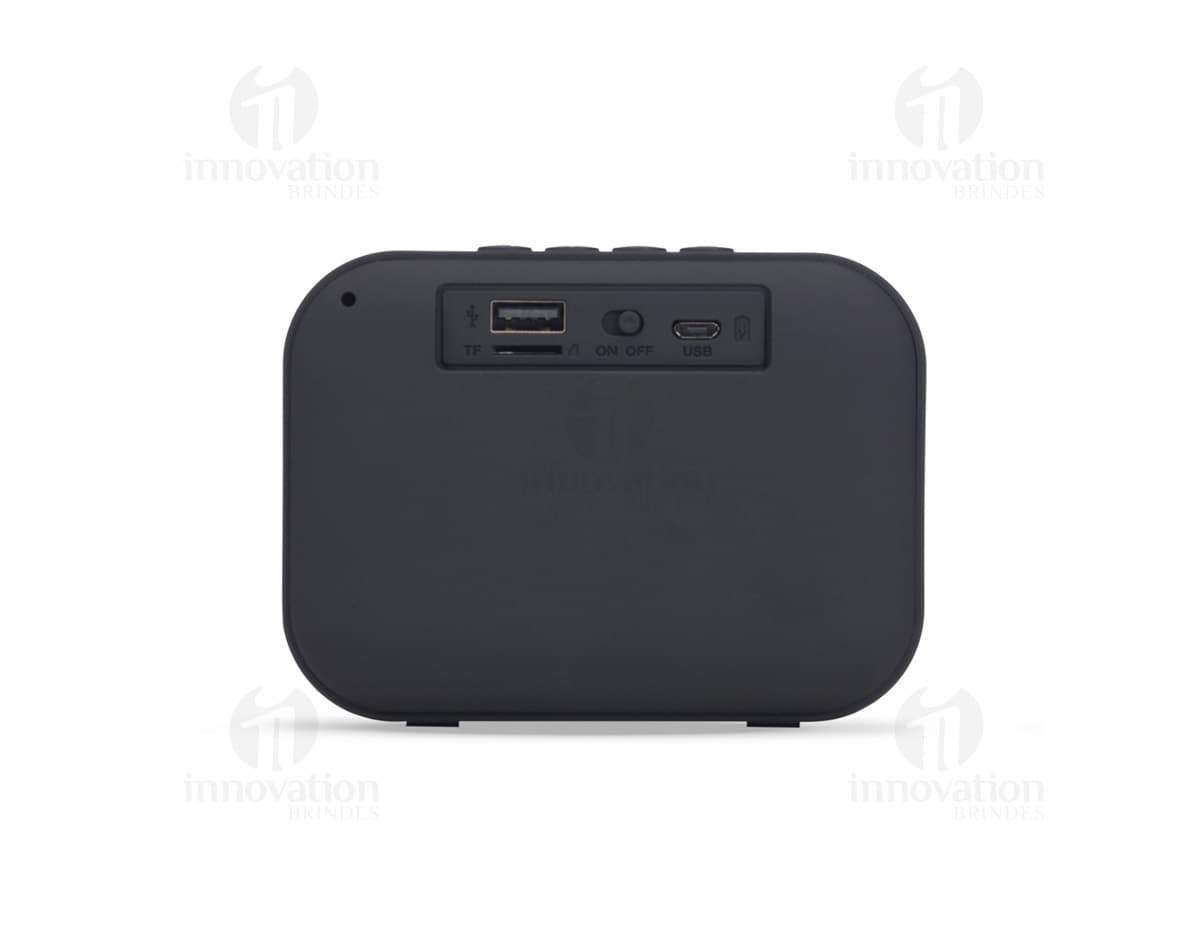 Caixa som multimídia emborrachada, item de tecnologia equipado com botões e display. Design moderno e metalizado, ideal para uso em escritórios, escolas e em casa.