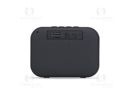Caja de sonido multimedia de goma, artículo tecnológico equipado con botones y pantalla. Diseño moderno y metalizado, ideal