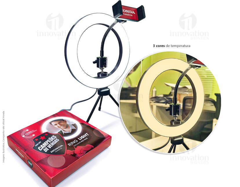 Anel de Iluminação 8 Polegadas - Ilumine seus momentos com este prático acessório de brinde. Perfeito para fotos profissionais, vídeos incríveis e lives envolventes. Ideal para escritórios, estúdios e até mesmo para gravar vídeos educacionais. Adquira o seu e destaque-se!