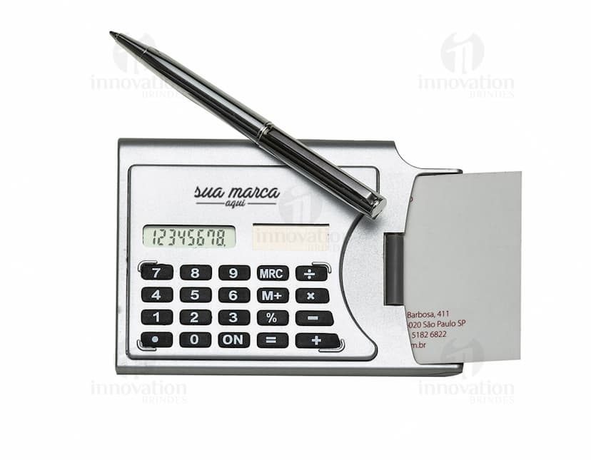 Calculadora plástica com porta cartão, a solução perfeita para suas necessidades de cálculo no escritório. Moderna, eficiente e prática, ideal para quem busca agilidade e organização. Adquira já a sua! #CalculadoraPlástica #PortaCartão #Escritório #Eficiência #Organização #Brindes