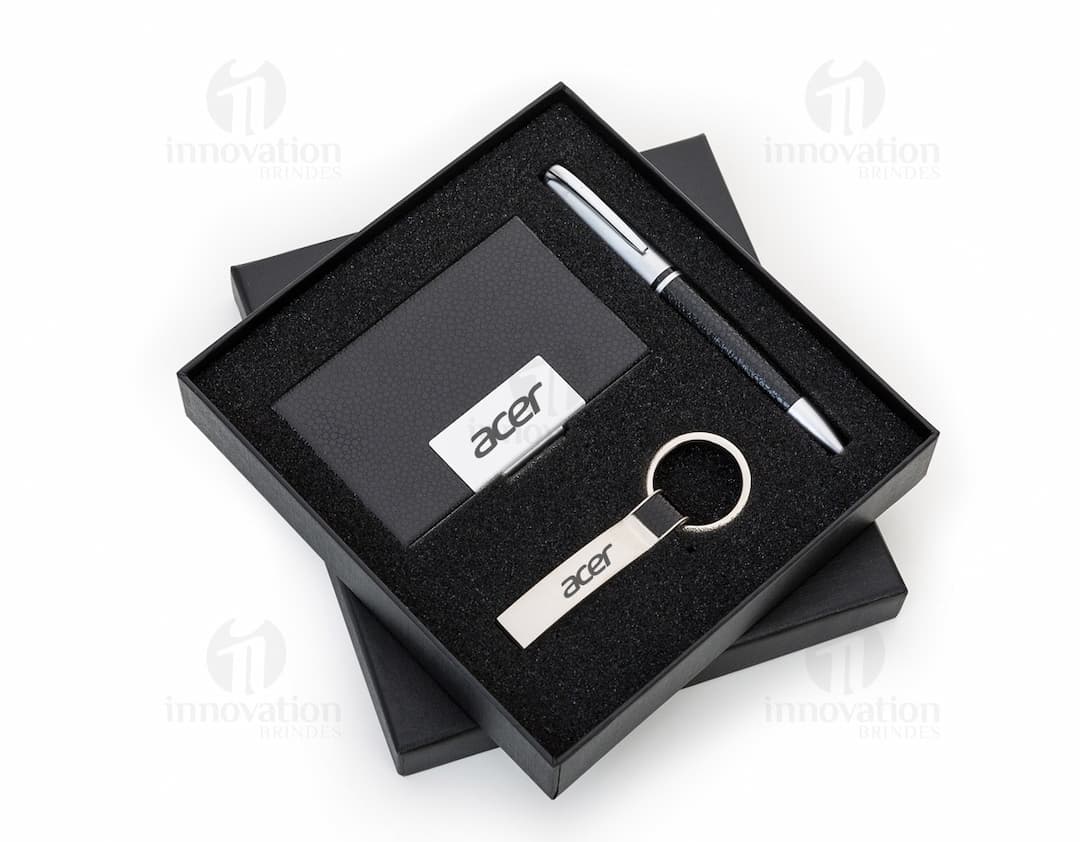 Kit executivo 3 peças - Suporte magnético para diskettes, afiador de lápis e estojo de couro. Organize seus dispositivos de memória e objetos de escritório com estilo e praticidade. Ideal para seu dia a dia de trabalho. Encomende já o seu!