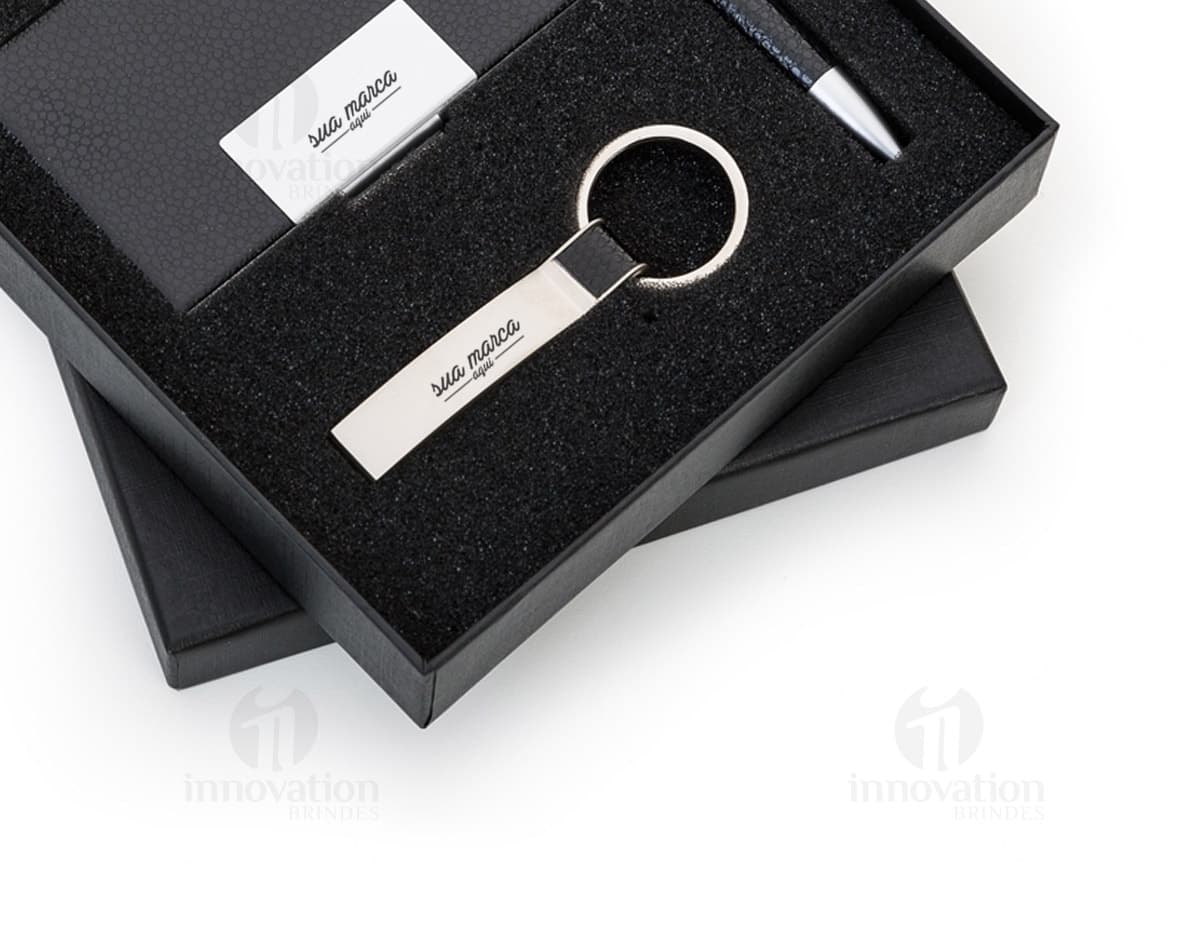 Altere a forma como você faz negócios com o kit executivo de 3 peças. Composto por dispositivo de armazenamento de dados, afiador de lápis e estojo, este conjunto exclusivo combina tecnologia e elegância. A solução perfeita para organizar suas informações e garantir a segurança de seus arquivos. Adquira já o seu e eleve o nível de profissionalismo no seu escritório. Elegância e funcionalidade em um só produto!