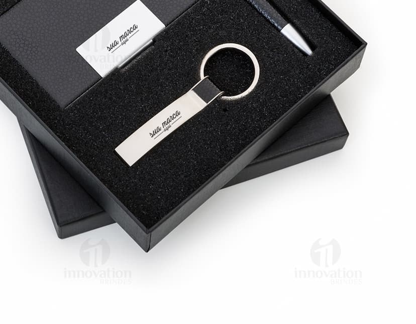 Altere a forma como você faz negócios com o kit executivo de 3 peças. Composto por dispositivo de armazenamento de dados, afiador de lápis e estojo, este conjunto exclusivo combina tecnologia e elegância. A solução perfeita para organizar suas informações e garantir a segurança de seus arquivos. Adquira já o seu e eleve o nível de profissionalismo no seu escritório. Elegância e funcionalidade em um só produto!